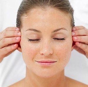 otit-ne-slishit-uho-chto-gelat