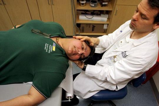 первые признаки сломанного уха