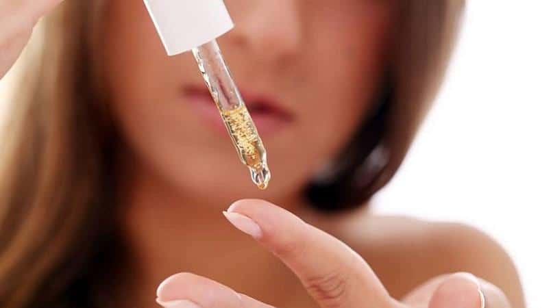 Почему болит и закладывает ухо