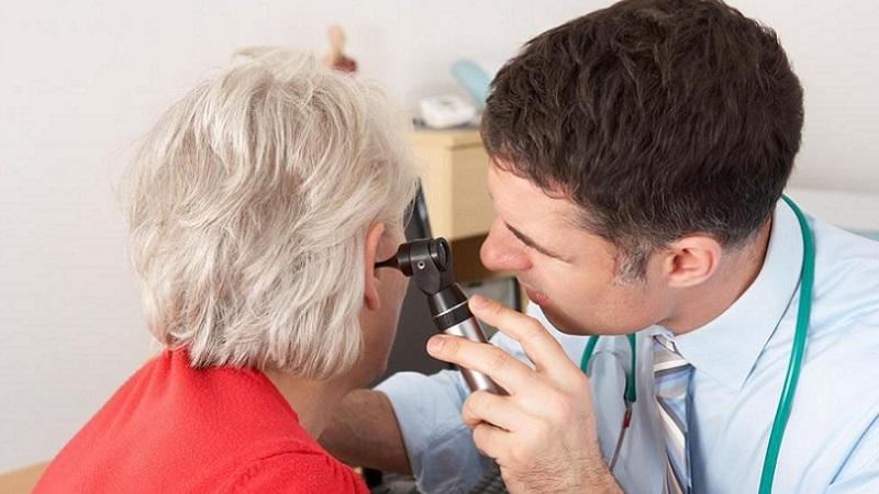 Болит и закладывает ухо что делать