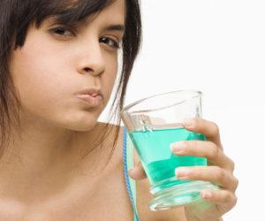 Как полоскать горло физраствором