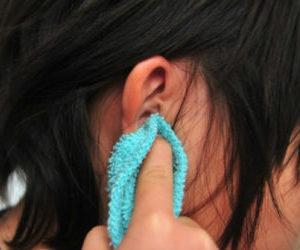 Как правильно капать капли в ухо