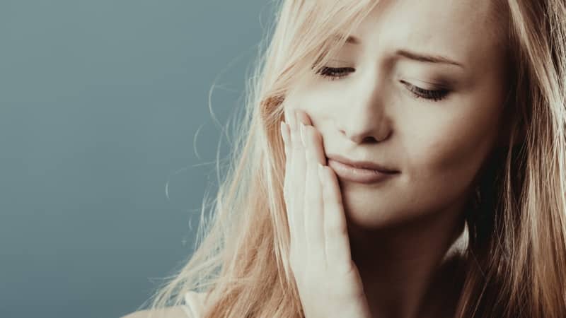 почему болят зубы при насморке