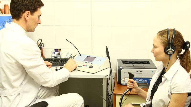 чем отличается слуховой аппарат от усилителя слуха