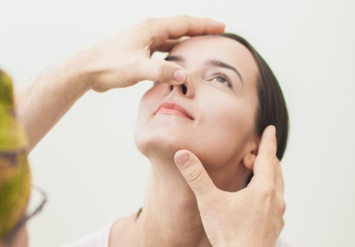 красная шишка в носу