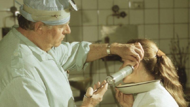 при высмаркивании болит ухо