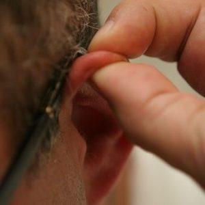 после высмаркивания заложило ухо что делать