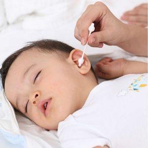 у ребенка из уха вытекает желтая жидкость