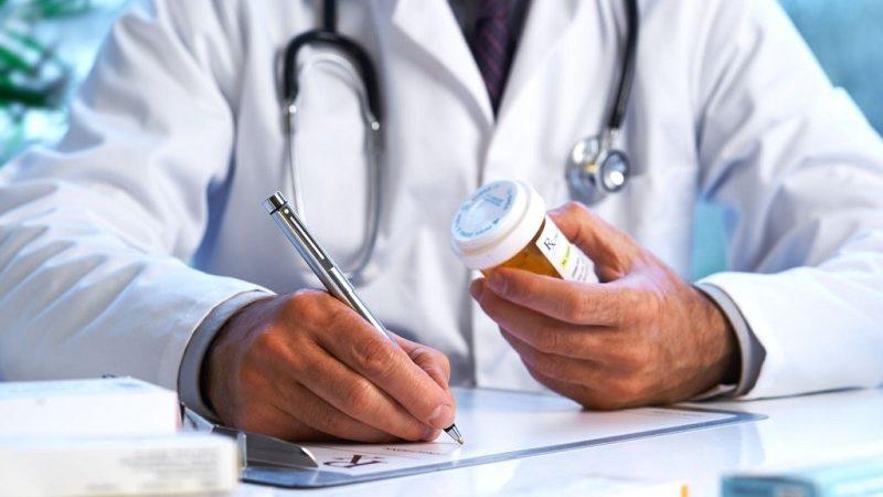 течет из уха у ребенка что это