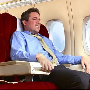 закладывает ухо и шумит