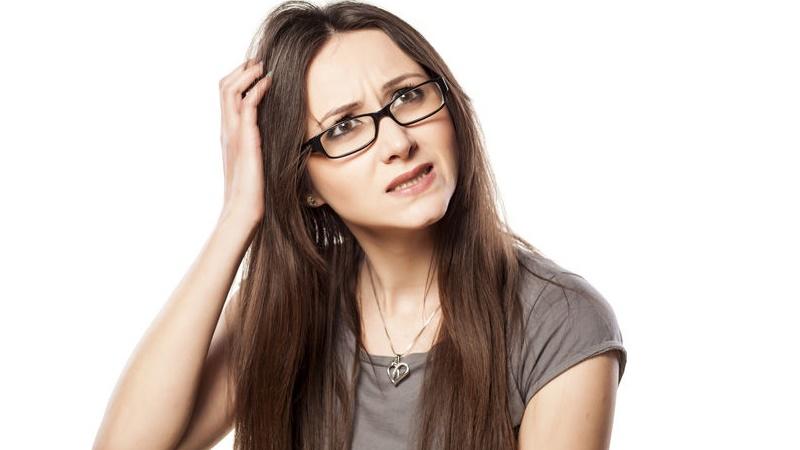 в ухе как будто что то шевелится