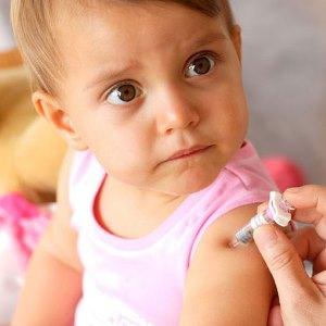 ставить акдс при насморке