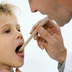 Как лечить боль в горле, в районе кадыка