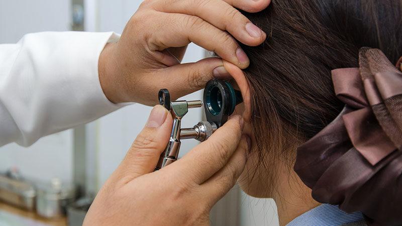 почему мокнет за ухом у ребенка