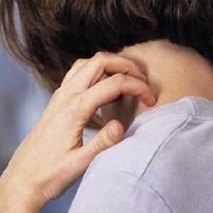 почему чешется за ухом