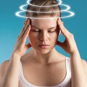 закладывает ухо и кружится голова причины