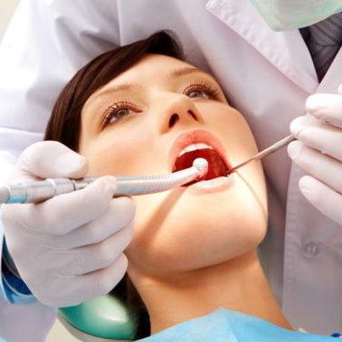 Почему болит ухо после удаления зуба?