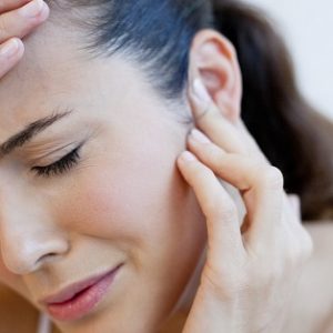 боль в ухе при глотании причины