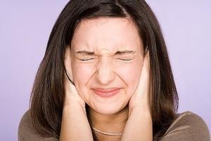 Причины и лечение пульсирующего шума в ухе.