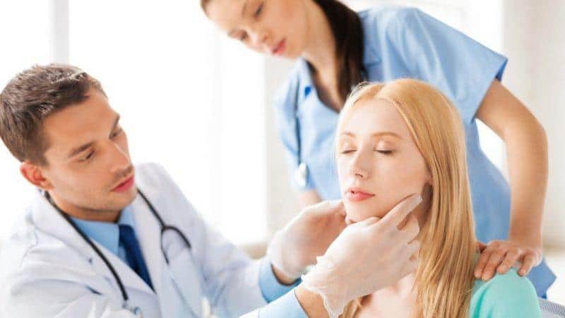 на ухе вскочила шишка и болит