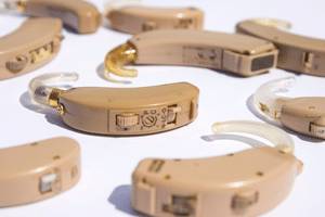 Как выбрать слуховой аппарат для пожилого человека