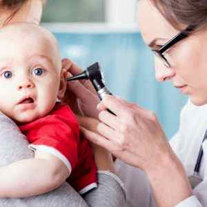 у грудничка шишка за ухом