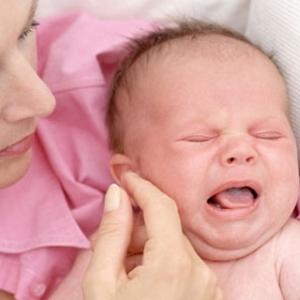 Как определить что у грудничка болит горло